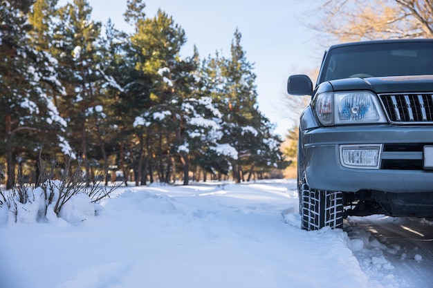 Auto su una strada di neve invernale