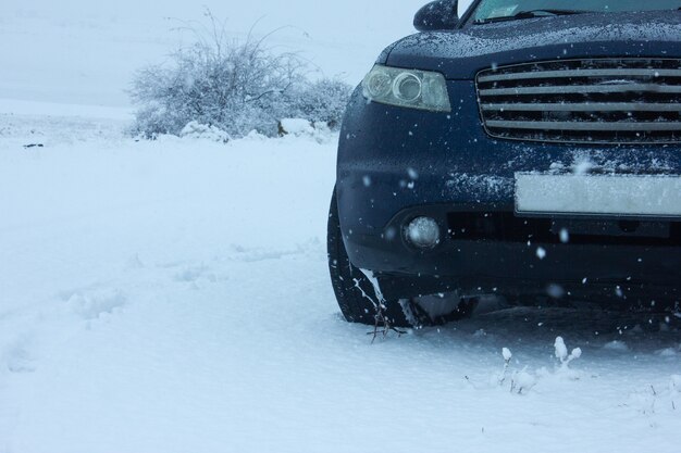 Auto sulla neve in inverno