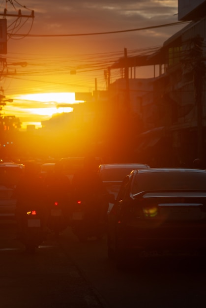 Auto sulla strada al tramonto sera notte nella città frenetica