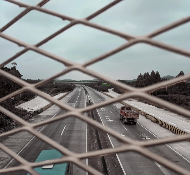 Auto sulla strada contro il cielo