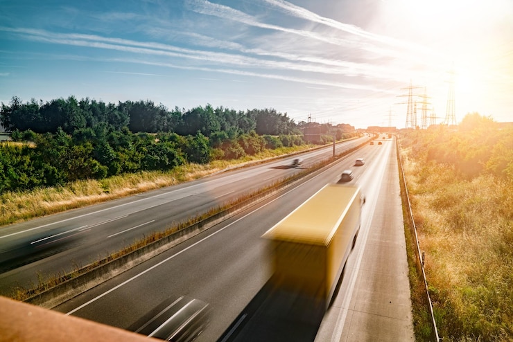 Foto auto sulla strada contro il cielo