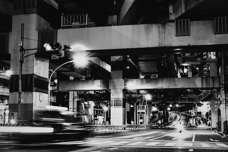Foto auto sulla strada di notte