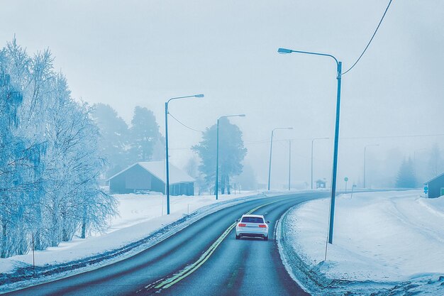 Auto sulla strada invernale a Rovaniemi in Lapponia, in Finlandia