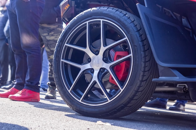 auto sulla strada ruota dell'auto sulla strada vicino a una scena di auto sportiva