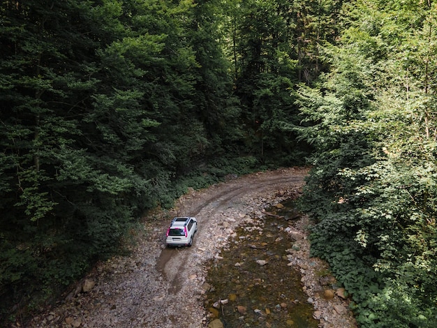 Auto SUV in fuoristrada. canyon nelle montagne dei Carpazi. copia spazio