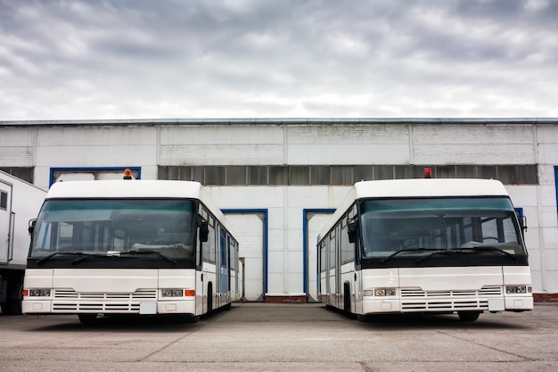 Autobus aeroportuali nel parcheggio vicino ai garage