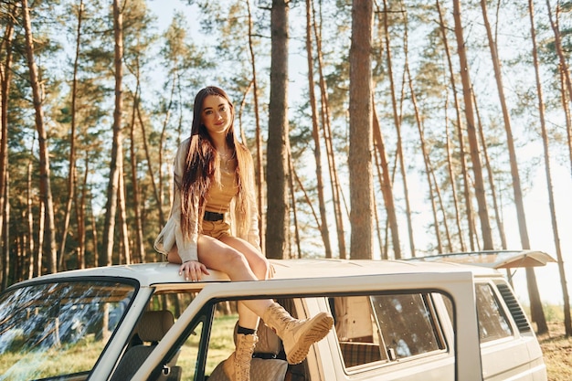 Autobus bianco La donna viaggia da sola nella foresta durante il giorno in estate