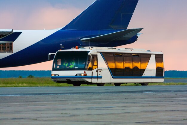 Autobus dell'aeroporto alla luce del mattino