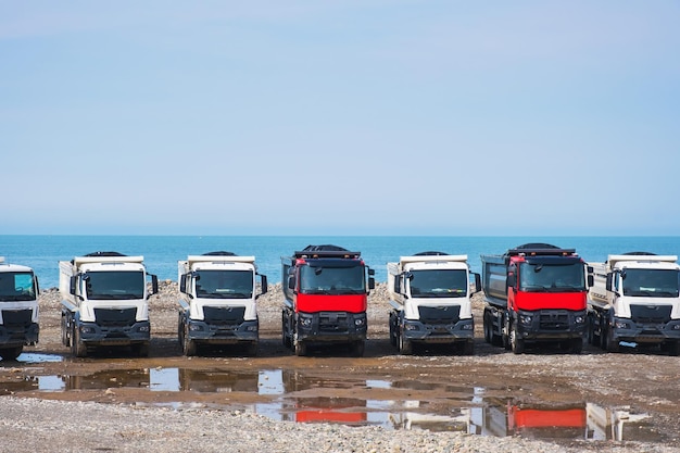 Autocarri con cassone ribaltabile o ribaltabili in cantiere o movimento terra in lavori di protezione della costa a Batumi