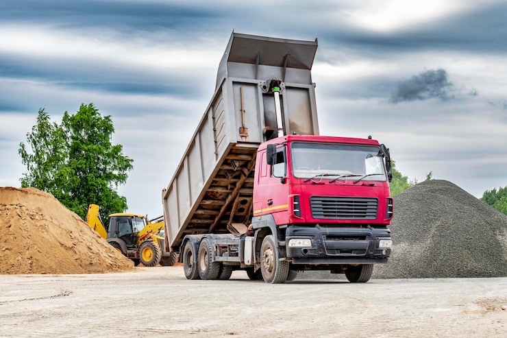 Autocarro con cassone ribaltabile in cantiere Trasporto e scarico di sabbia o terra Tecnica per il trasporto di materiali sfusi Trasporto di materiali da costruzione sfusi
