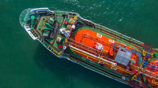 Autocisterna del petrolio e del gas di vista aerea in mare aperto