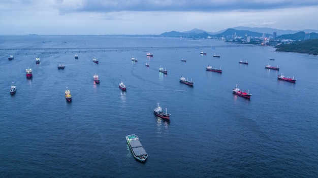 Autocisterna della petroliera di vista aerea e caricamento della petroliera nel porto in mare alla notte.