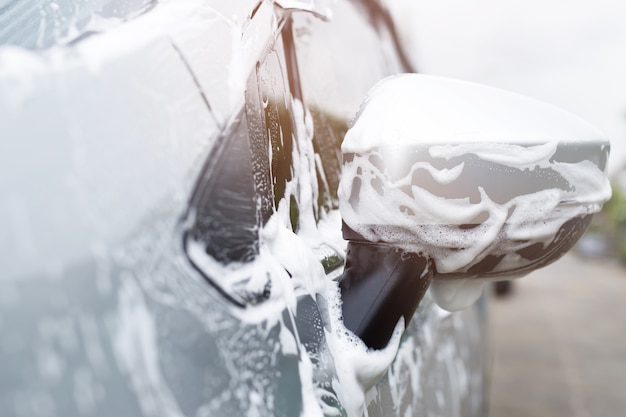 Autolavaggio all'aperto con sapone in schiuma.