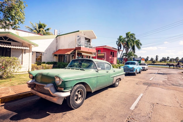 Automobile classica verde parcheggiata vicino alla spiaggia di Varadero Cuba Auto retrò degli anni '50