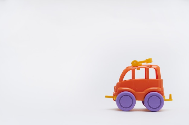 Automobile del giocattolo isolata