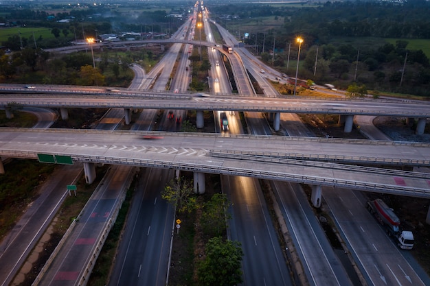 Automobile di traffico del movimento di esposizione lunga del paesaggio crepuscolare sullo scambio della superstrada in Tailandia