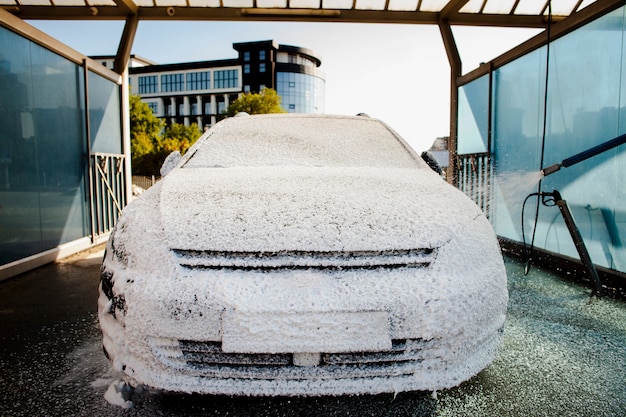 Automobile di vista frontale coperta di schiuma di sapone