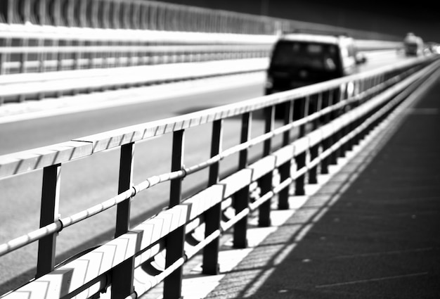 Automobile in bianco e nero sul fondo di prospettiva hd del ponte della Norvegia