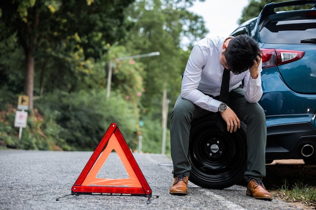 Automobile preoccupata dell'uomo d'affari rotta