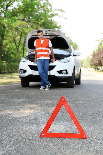 Automobile ripartita con il triangolo d&#39;avvertimento rosso