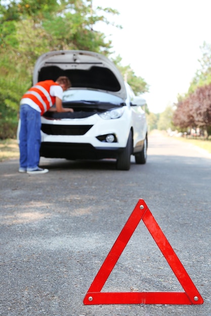 Automobile ripartita con il triangolo d&#39;avvertimento rosso