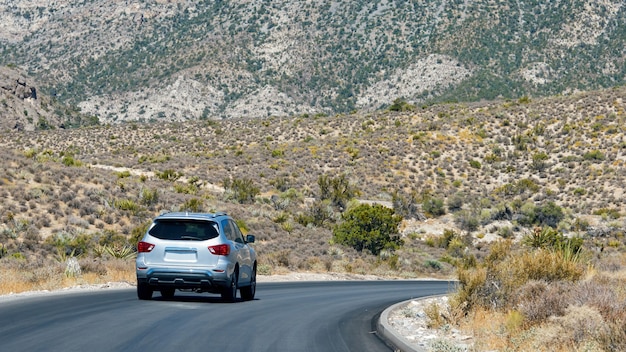 Automobile sulla strada nel canyon rosso della roccia, Nevada, USA