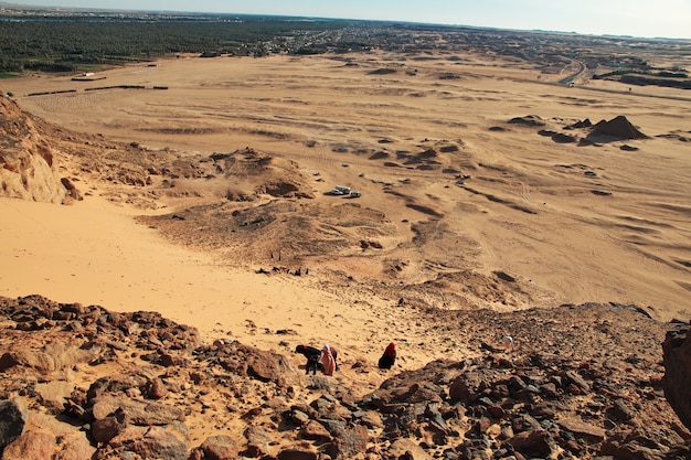 Automobili nel deserto del Sahara in Sudan