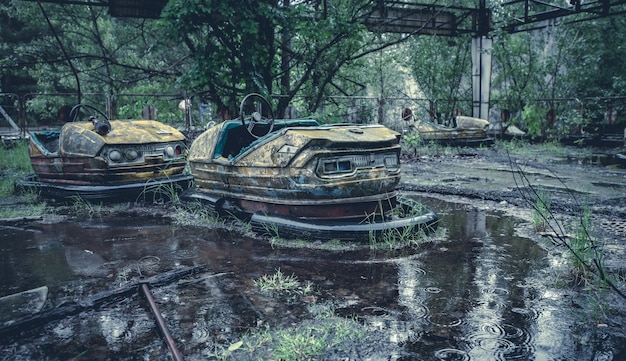 Automobili radioattive di metallo rotte nel parco di divertimenti nella città di Pripyat, il disastro di Chernobyl, in Ucraina