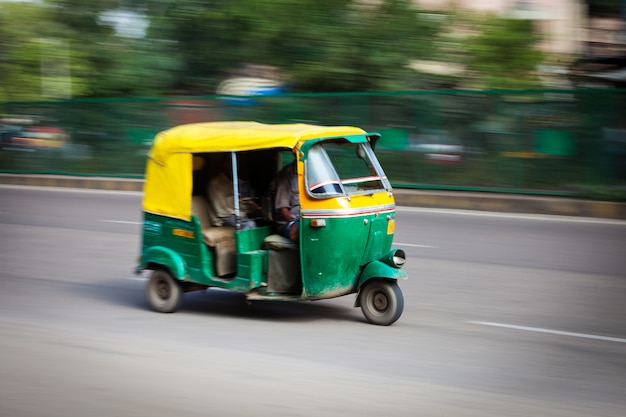 Autorickshaw automatico indiano in strada. Delhi, India