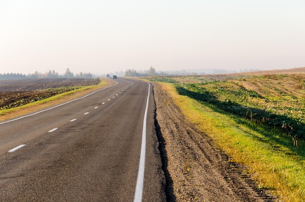 Autostop strada vuota libertà di scelta auto sull'autostrada in una giornata di sole