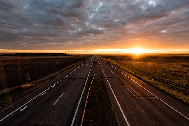 Autostrada a due corsie all'alba