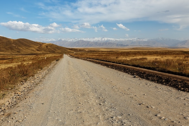 Autostrada A367 passando nella regione Chui del Kirghizistan, vicino al villaggio di Suusamyr
