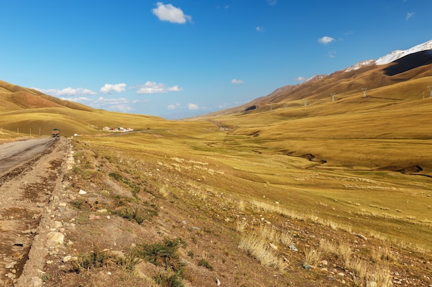 Autostrada A367 passando nella regione di Naryn del Kirghizistan. strada per il passo Kyzart.