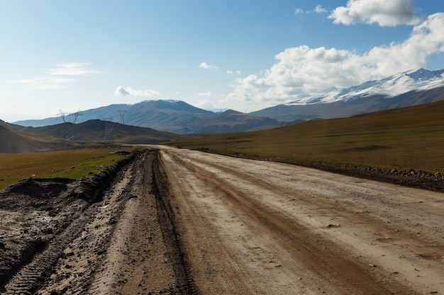 Autostrada A367 passando nella regione di Naryn, Kirghizistan, strada di montagna per il passo Kyzart