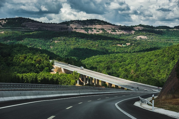 Autostrada ad alta velocità nelle montagne spagnole