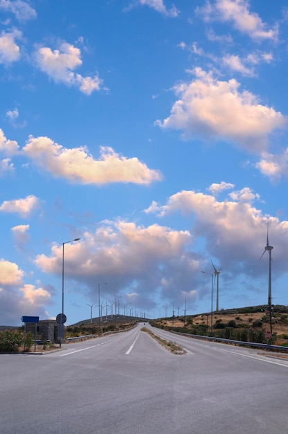 Autostrada asfaltata con turbine eoliche all'orizzonte sull'isola greca di Evia in Grecia