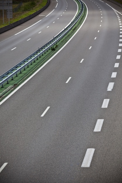 Autostrada attraverso la Francia in estate. Vista dall'alto