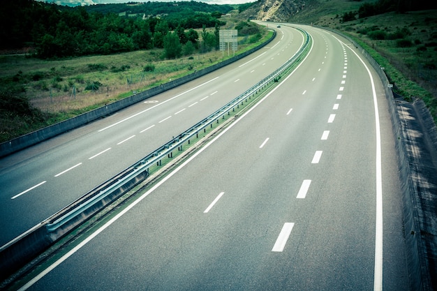 Autostrada attraverso la Francia in estate. Vista dall'alto