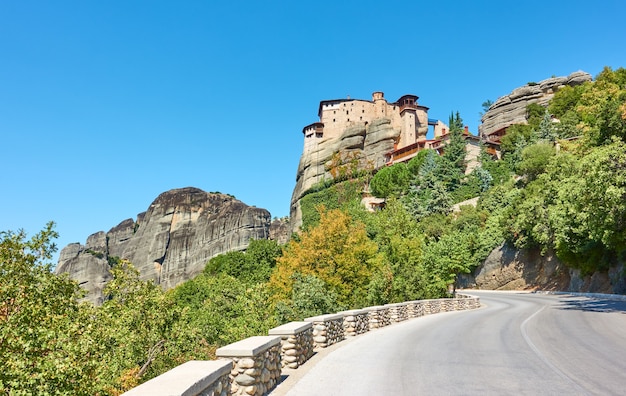 Autostrada che conduce al Monastero di Rousanou in Meteora, Grecia. scenario greco