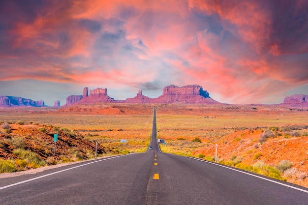 Autostrada che raggiunge la Monument Valley al tramonto Utah Stati Uniti