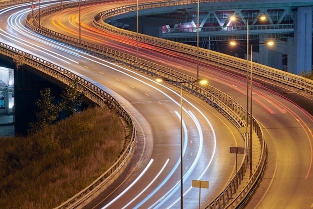 Autostrada con luci notturne