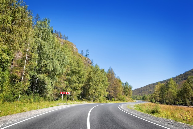 Autostrada dell'altopiano in montagna