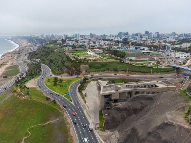 Autostrada della Costa Verde, all'altezza del distretto di Miraflores nella città di Lima, Perù.