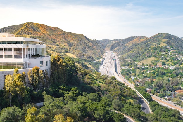 Autostrada di Los Angeles con alberi ed edifici