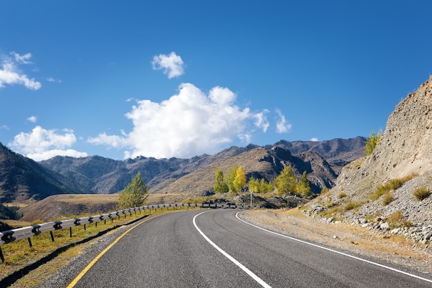 Autostrada di montagna in una natura meravigliosa