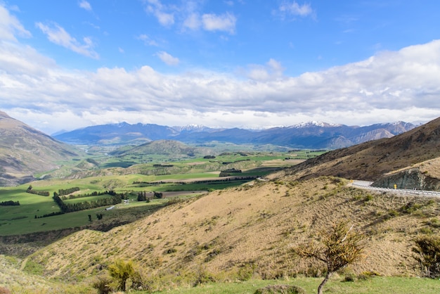 Autostrada diritta vuota che conduce al parco nazionale di Aoraki-Mount Cook