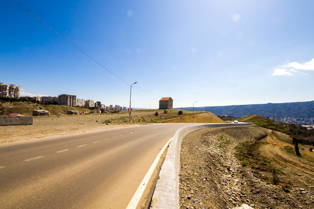 Autostrada e paesaggio stradale e vista a Tbilisi, Georgia