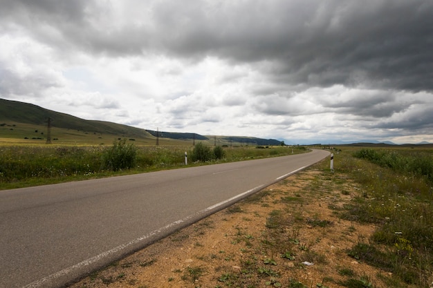 Autostrada e paesaggio stradale e vista in Georgia, foto di viaggio