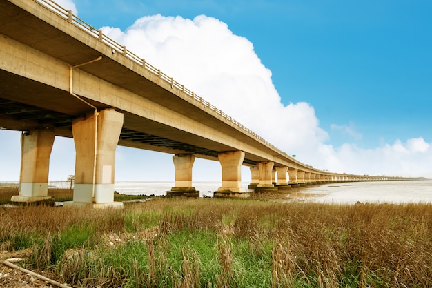 Autostrada e viadotto sotto il cielo blu