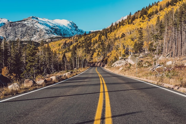 Autostrada in autunno in Colorado USA